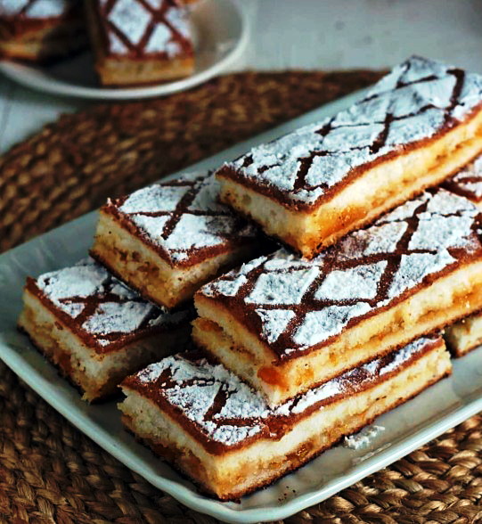 Tortine agli albumi e marmellata