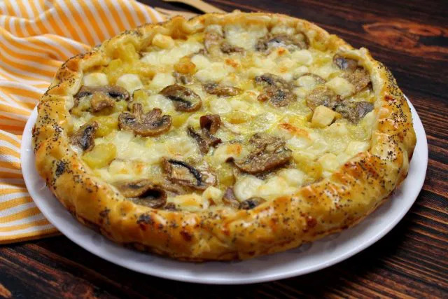 Crostata di patate con funghi porcini e scamorza affumicata