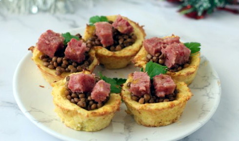 Cestini di patate ripieni di lenticchie e cotechino