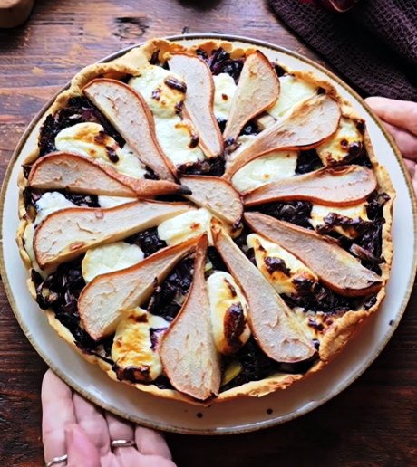 Torta salata di radicchio stracchino e pere in crosta