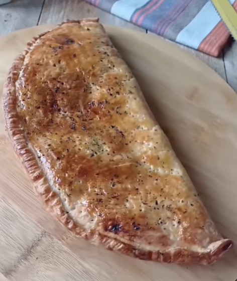 Calzone di pasta sfoglia ripieno di salame e formaggio
