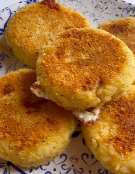 Crocchette di riso ripiene di prosciutto e formaggio, cotte in padella