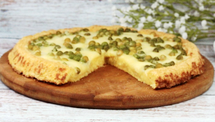 Crostata morbida di patate con mozzarella e piselli