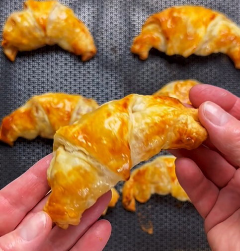 Cornetti di pasta sfoglia con mele e pere