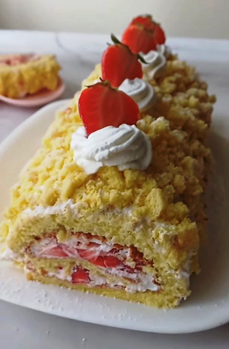 Rotolo Mimosa ripieno di panna e fragole