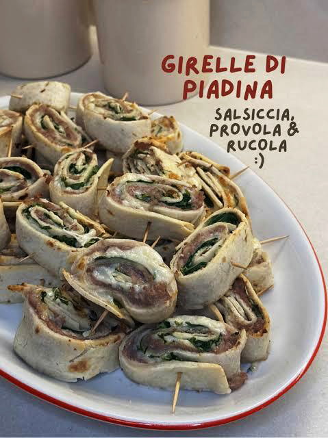 Girelle di piadina con salsiccia, provola e rucola